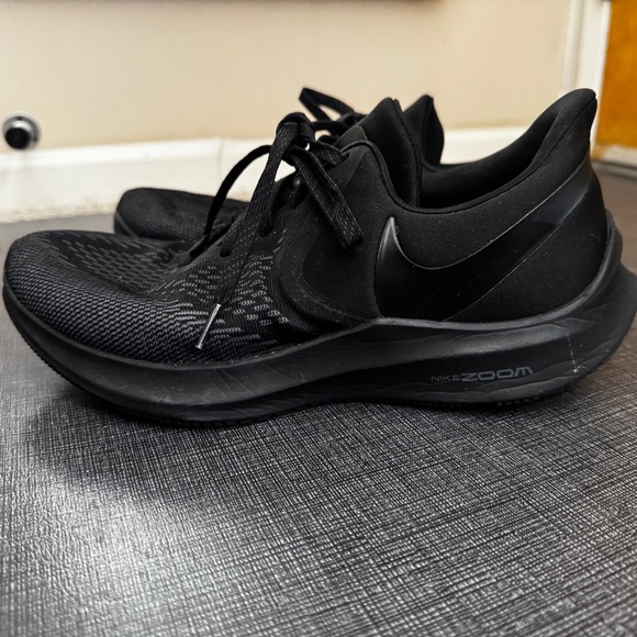 Men’s Size 10 - Nike Air Zoom Winflo 6 Triple Black 2019 - Picture 2 of 9